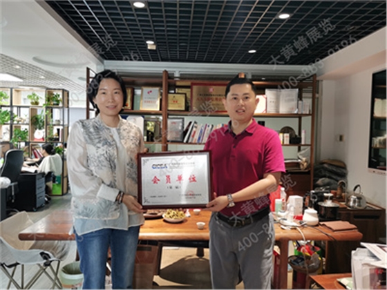 广州会议展览业协会为大黄蜂展览授牌