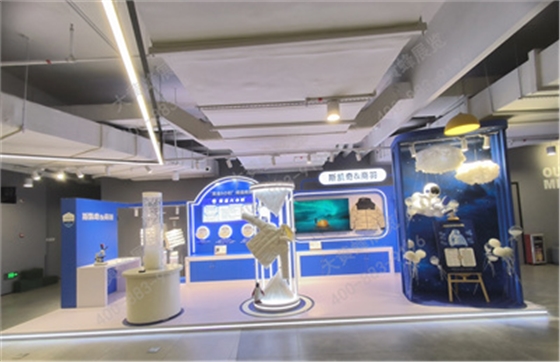 2024年1月6-10日，商羽携手斯凯奇，在盛大的斯凯奇供应商展上，呈现了一场精彩绝伦的设计案例。商羽本次展台设计搭建以“黄金6小时”为主题，旨在通过创新的展示形式，将商羽鲜绒的卓越品质完美呈现。商羽此次展台设计搭建案例以科技感为核心，蓝色与白色交织出清新现代感。电子显示屏实时展示产品信息，增添科技感。整体布局紧凑有序，设计亮点频现，充分展现了商羽在科技与设计方面的卓越实力，为参观者带来一场视觉与科技的双重盛宴。在展会中设计固然重要，但搭建同样不可或缺。精彩的设计需要坚实的搭建作为基础，才能完美呈现。选择能提供展台设计搭建一站式服务的展览设计公司，确保设计精准落地，是保障企业参展效果、吸引观众注意力的关键。广州大黄蜂展览设计有限公司是一家集展示创意设计·大型工程制作搭建·活动策划执行·会议主场承办·活动巡回路演等于一体的一站式服务平台。当然也可以点击客服咨询直接和我交流喔~