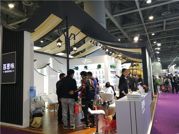 百思特展台侧面全景照