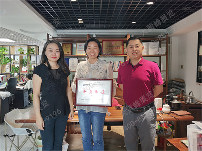 广州会议展览业协会为会员单位大黄蜂展览授牌